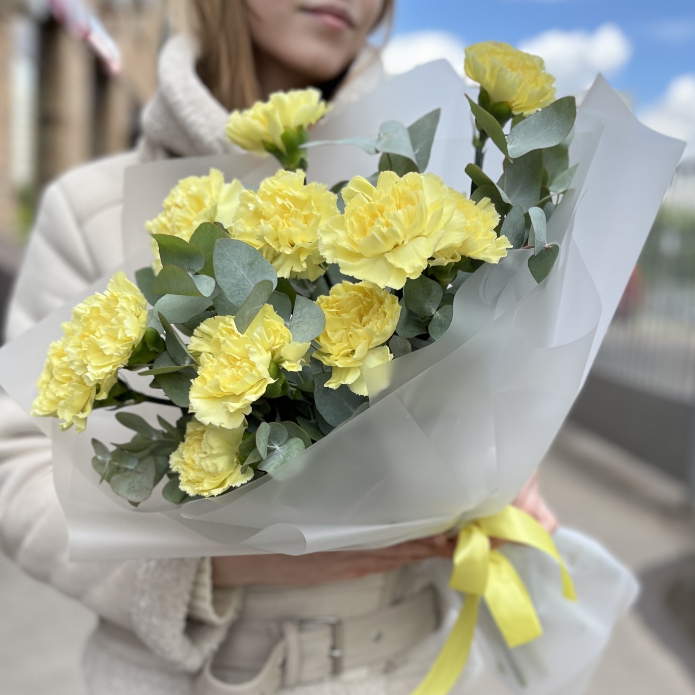 Букет из 11 желтых гвоздик в крафте с лентой, Голландия