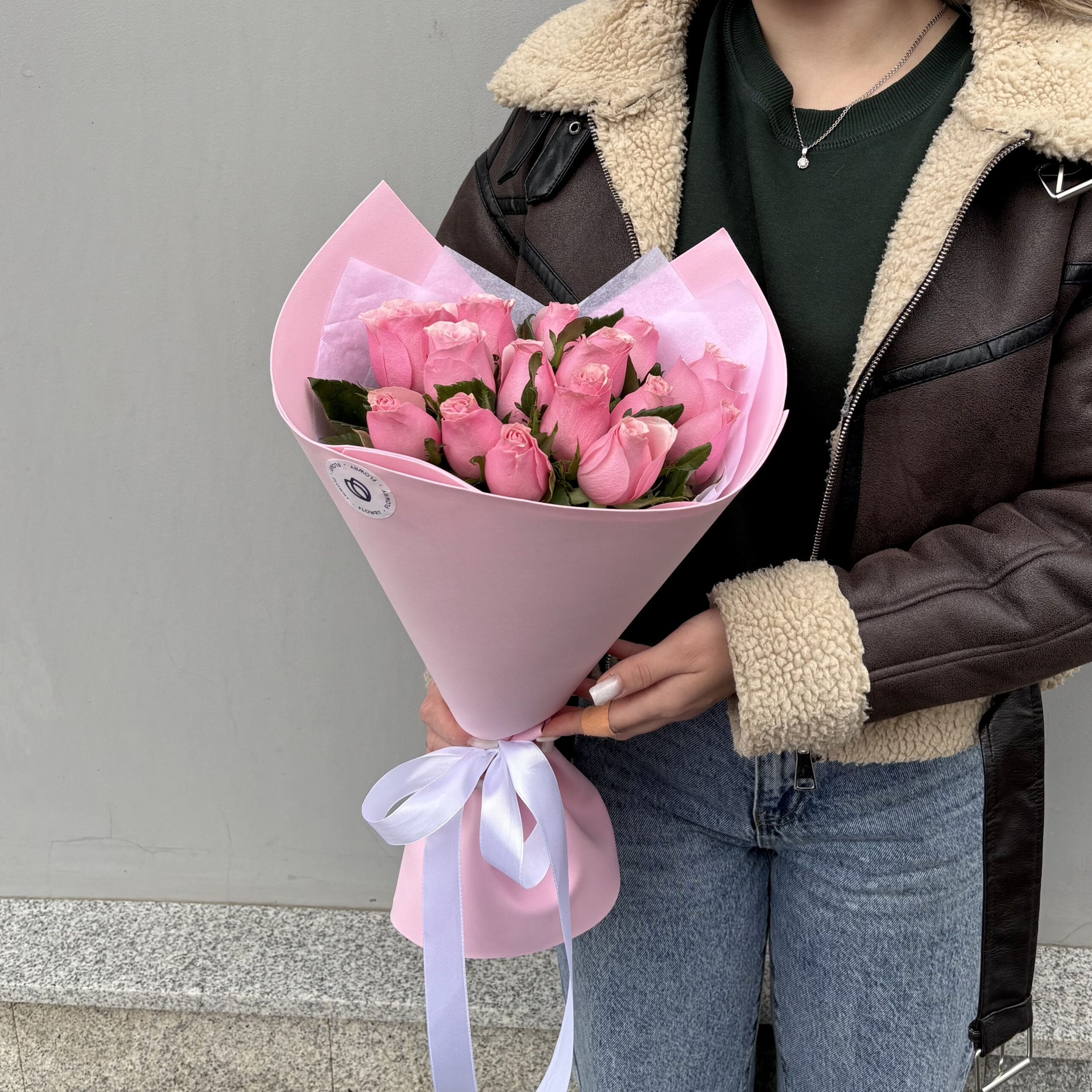 Букет из 15 коралловых роз в крафте